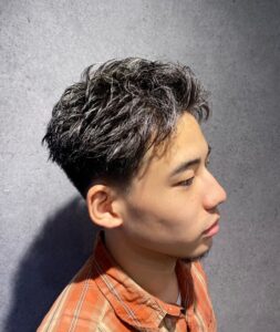 ホワイトメッシュ　スパイキーショート　テーパーフェード　クフィアメンズヘアカンポ