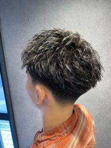 ホワイトメッシュ　スパイキーショート　テーパーフェード　クフィアメンズヘアカンポ