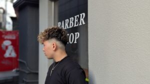 スペインカール　金髪メッシュ　フェード　クフィアメンズヘアカンポ　天王寺　阿倍野　阿倍野橋　松崎町　バーバー　理容室